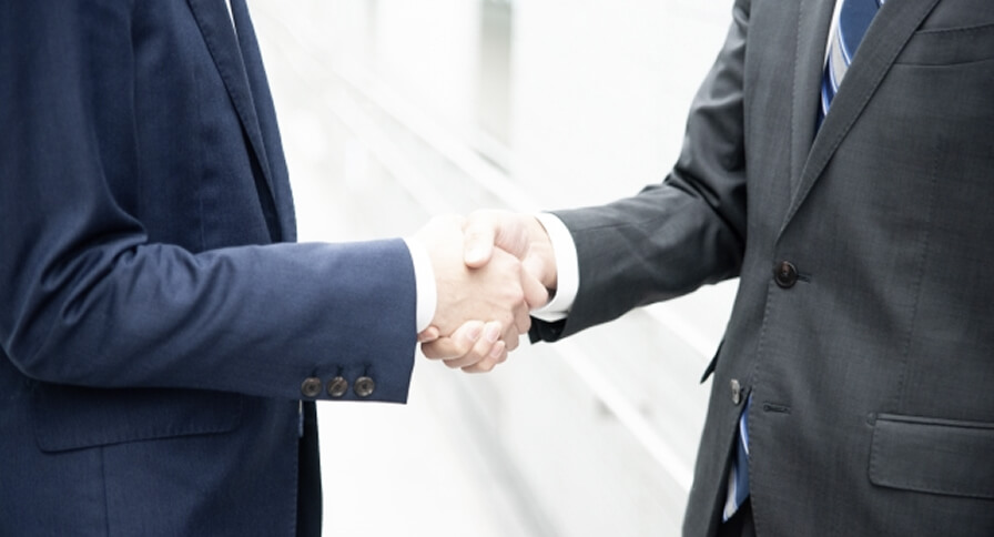 握手するビジネスマン2人